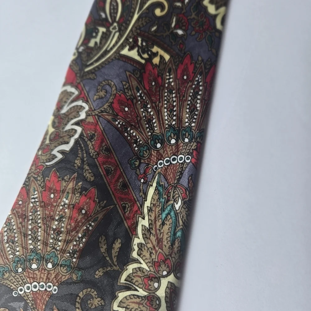 ISADOR, Elegant Paisley Men's Tie - Red and Gold.Hand Made Silk